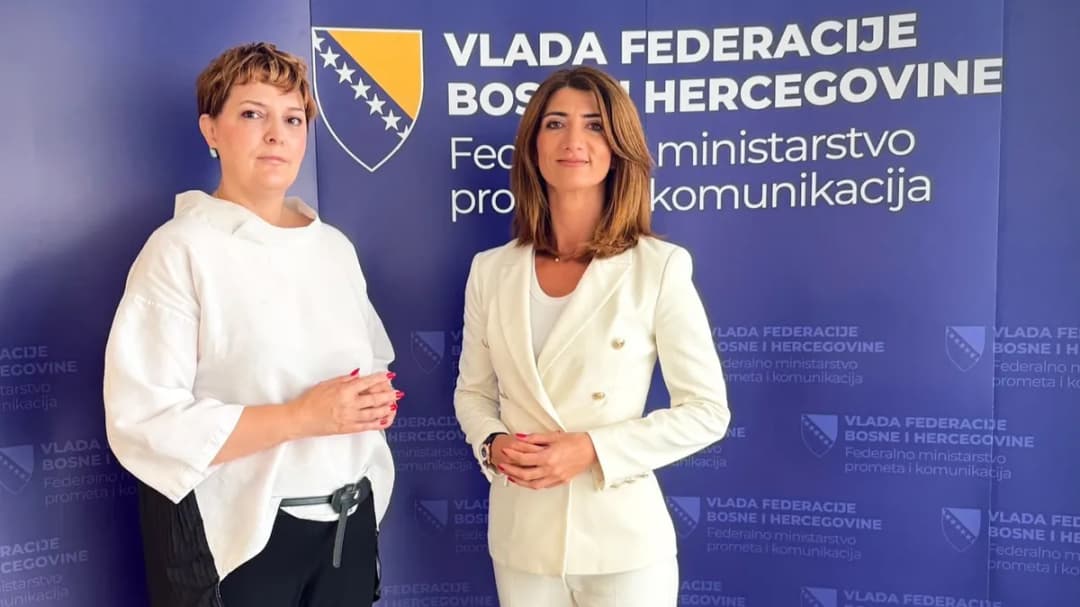 Slika uz članak: Ko je Nana, sestra blizanka kojoj je HDZ-ovka zahvalila nakon pobjede?