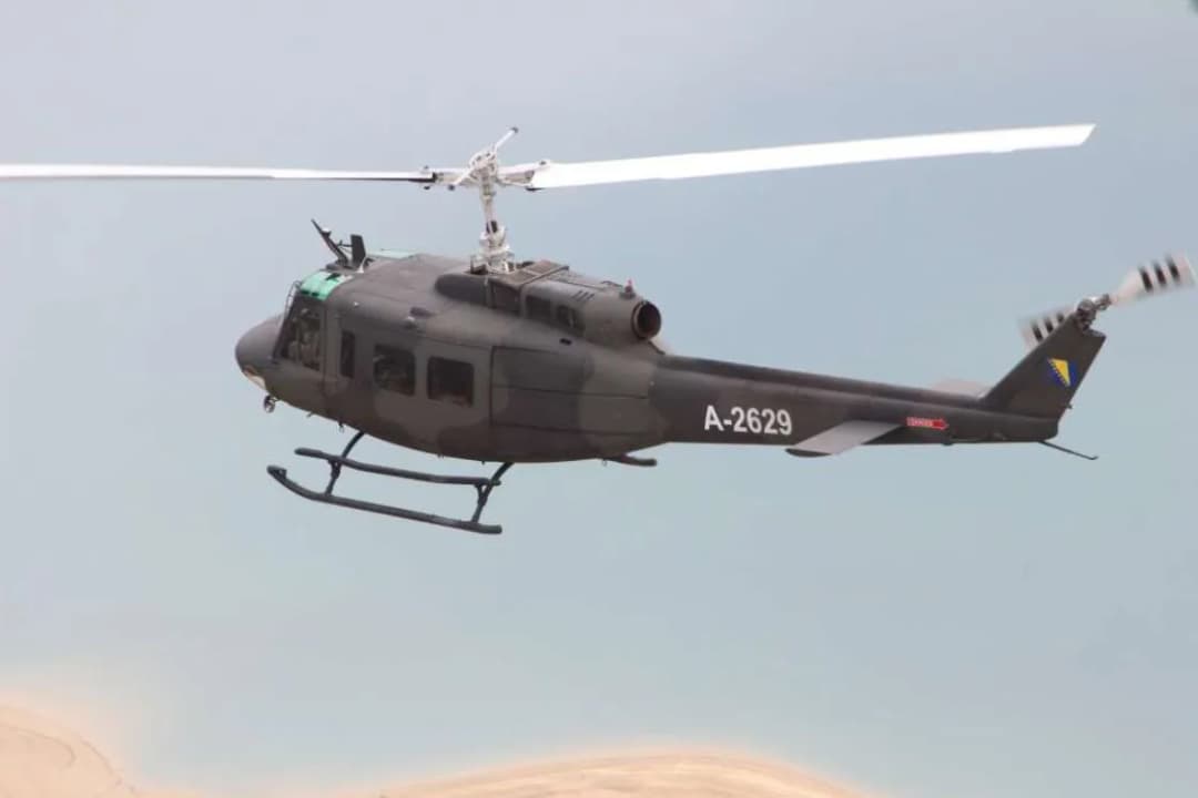 Slika uz članak: Požar na Čvrsnici ne jenjava: Helikopter OS BiH iz vazduha pokušava da zaustavi širenje vatre