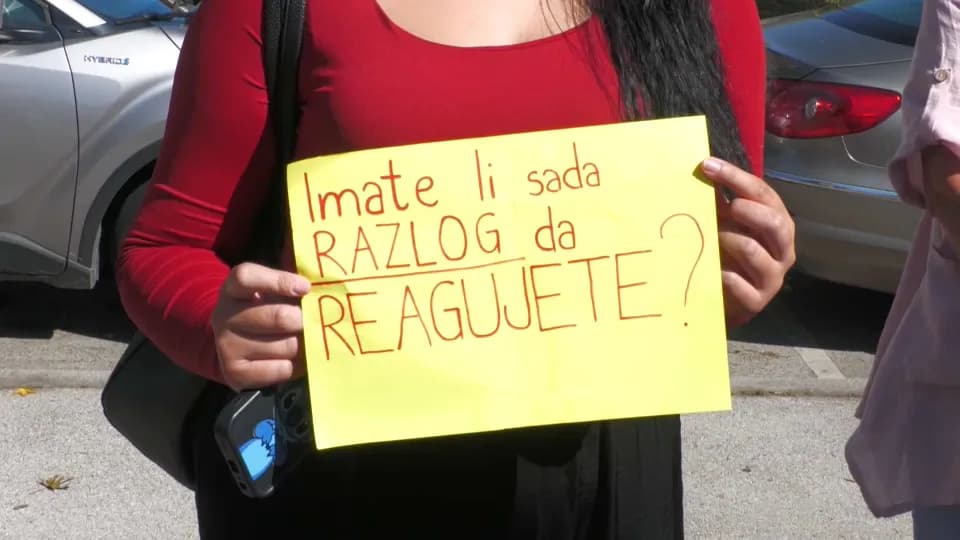 Slika uz članak: Protest u Tuzli: Građani traže puštanje maloljetnice iz pritvora i jaču zaštitu djece od vršnjačkog nasilja
