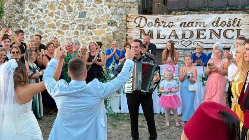 Slika uz članak: Okušao se i kao glumac: Maestro Eso Balić sa harmonikom u novom filmu Harisa Dubice