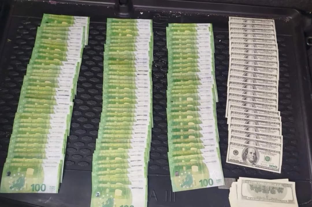 Slika uz članak: U Banja Luci pronađeno hiljade lažnih eura i dolara: Uhapšeni Banjalučanin i državljanin Srbije