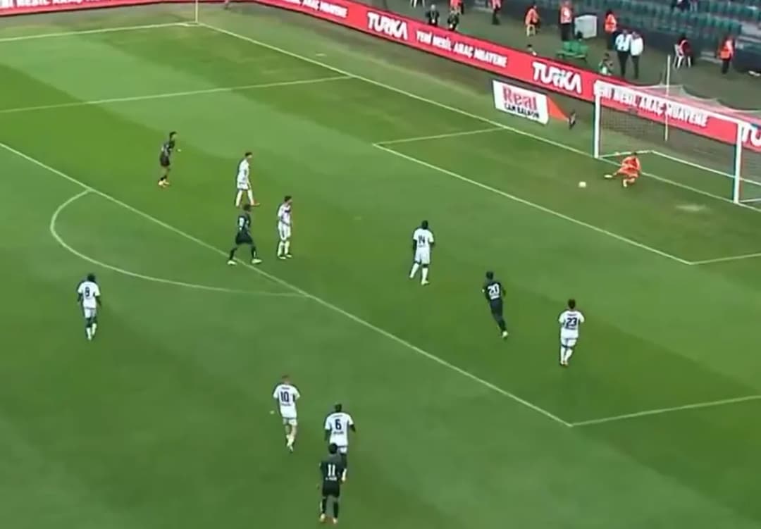 Slika uz članak: Komedija na fudbalskom travnjaku: Pogledajte kakav je gol primio golman u Turskoj