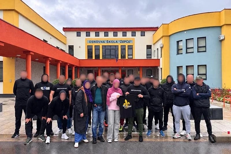Slika uz članak: BH Fanaticosi posjetili djevojčicu iz Žepča koju su vršnjaci maltretirali i skidali joj hidžab, obećali joj poseban tretman sa Zmajevima