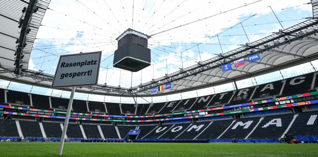 Slika uz članak: Evakuiran stadion u Frankfurtu: Alarm se iznenada oglasio, hiljade ljudi moralo van