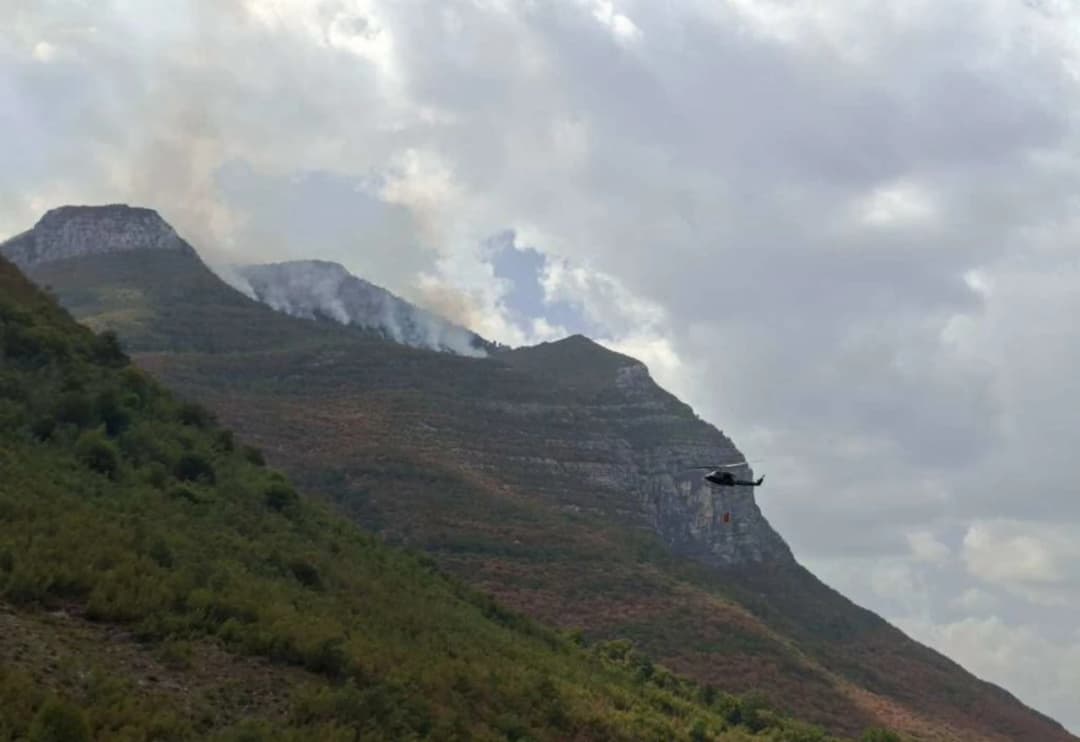 Slika uz članak: Vatra zahvatila šumu i rastinje: Veliki požar na Čvrsnici GASI 35 VATROGASACA, stiže i helikopter OS BiH