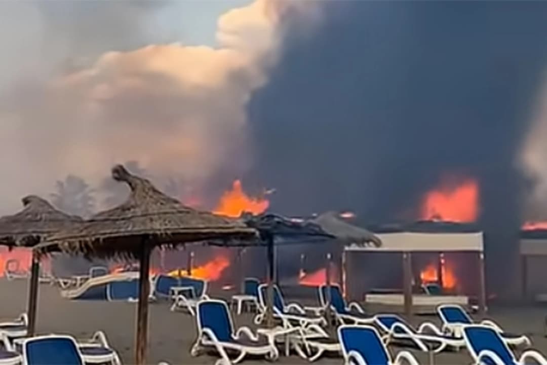 Slika uz članak: (FOTO) Veliki požar buknuo na plaži u Ulcinju: Vatra progutala suncobrane, ležaljke i baldahine