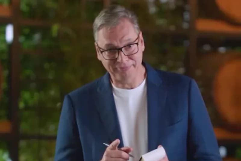 Slika uz članak: Vučić glumi konobara, za stolom mu „naručili“ i njegov odlazak: Pogledajte predizborni spot