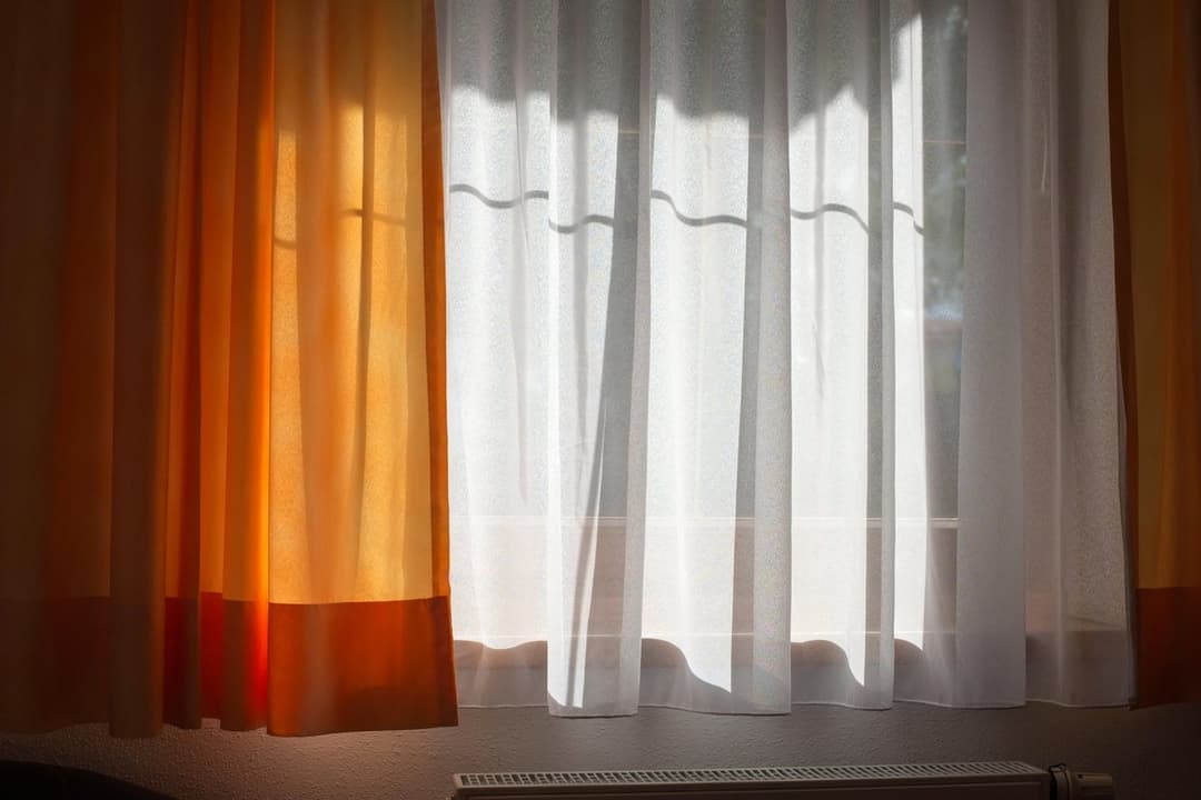 Slika uz članak: Tako boste zavese lahko očistili kar na karnisi, brez pranja in snemanja