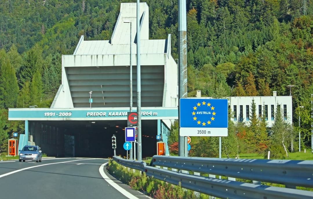 Slika uz članak: Predor Karavanke ponovno odprt, na drugih cestah ostaja več težav
