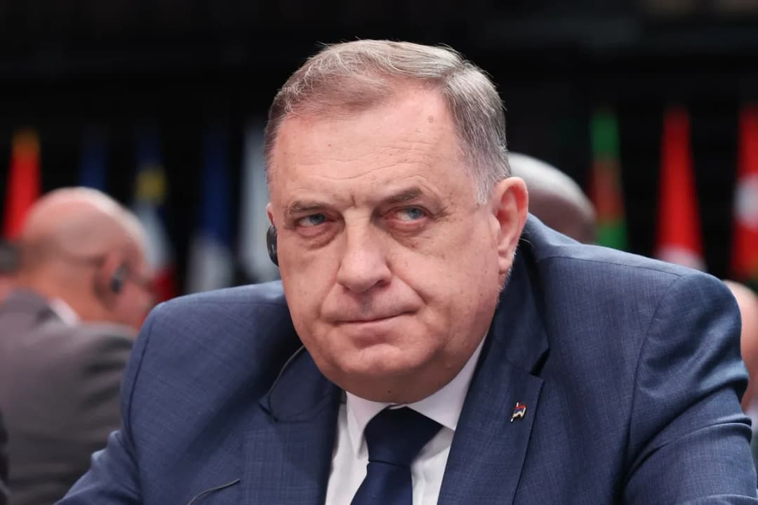 Slika uz članak: Brez položaja, a ne brez vpliva: kako Dodik ostaja osrednja politična figura entitete
