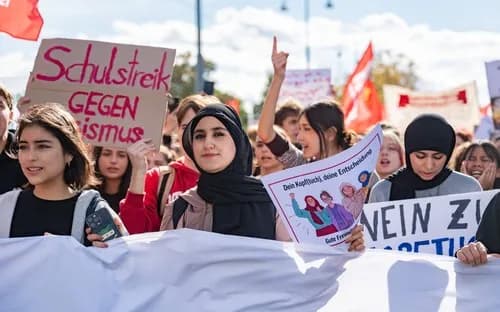 Slika uz članak: Na Dunaju protest proti prepovedi nošenja naglavnih rut v šolah