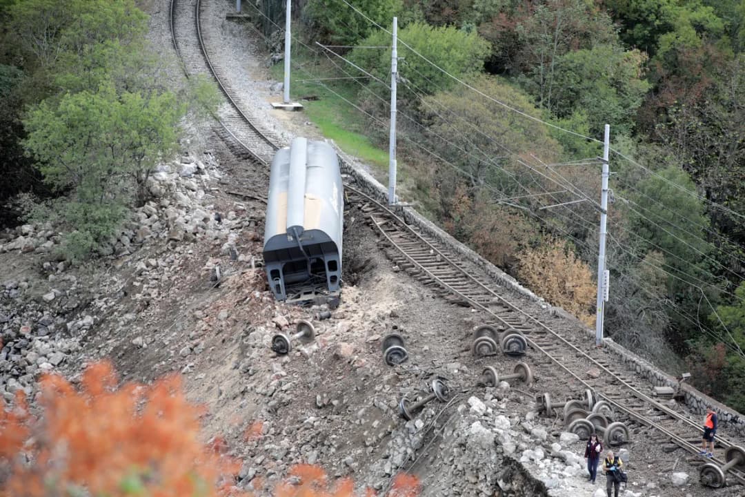 Slika uz članak: V bližini Reke iztiril tovorni vlak, 11 vagonov zgrmelo v prepad (FOTO & VIDEO)