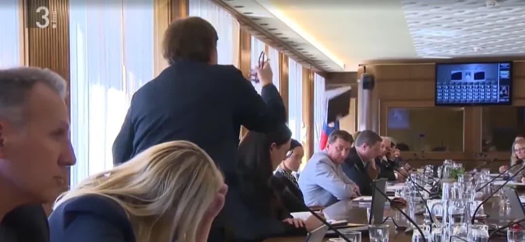 Slika uz članak: Met poslovnika Sukič v DZ naj bi obravnavala tudi etična komisija: "Knjiga je orožje"