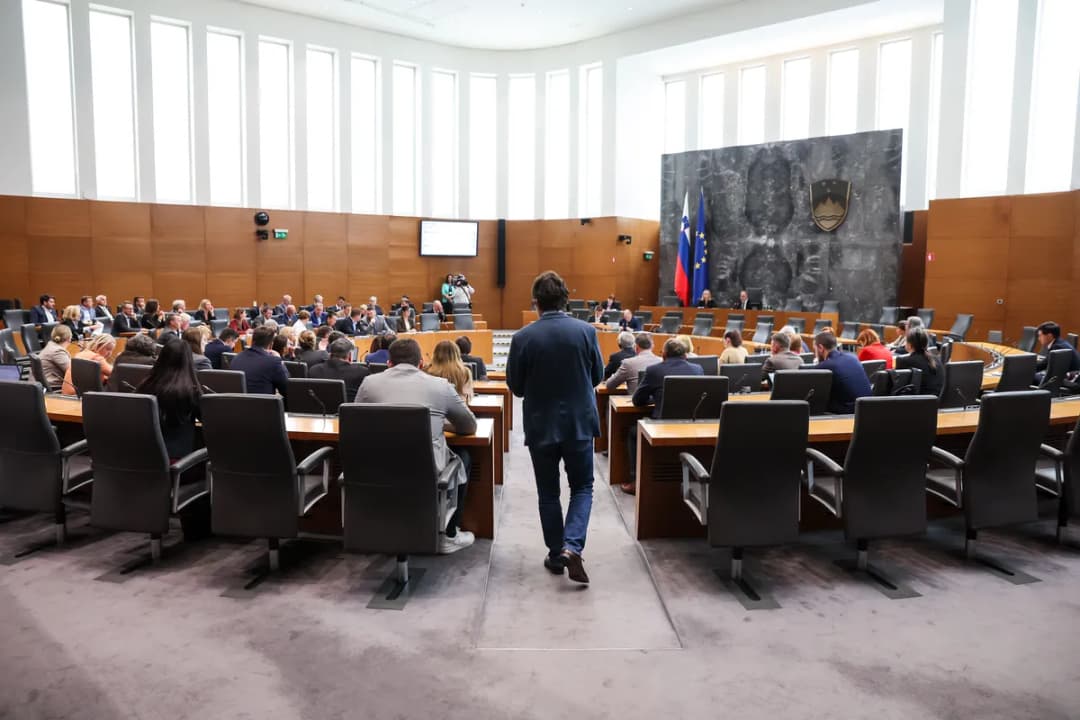 Slika uz članak: V parlamentu razprava o interventnem zakonu, spor glede nalepke državnega sekretarja