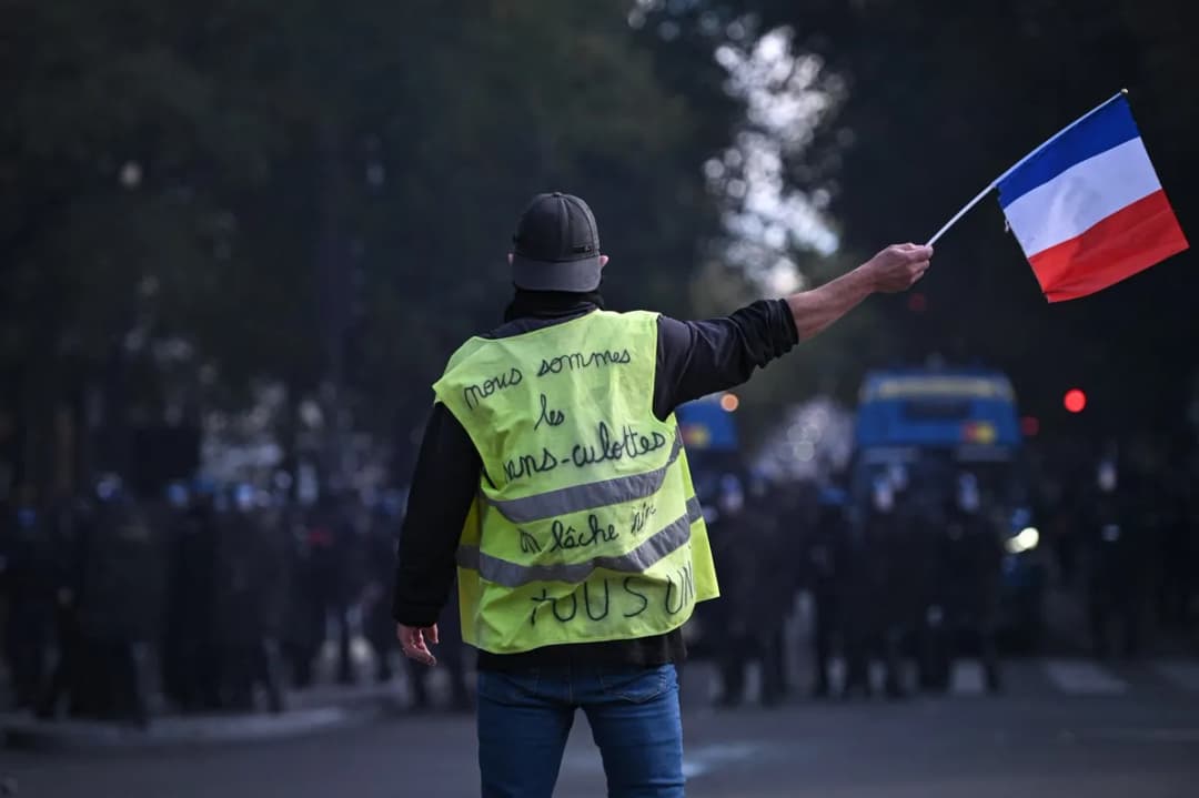 Slika uz članak: "Rumeni jopiči" spet na francoskih ulicah, policija uporabila solzivec in vodni top (FOTO)