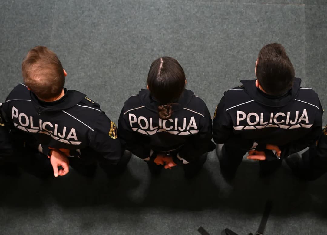 Slika uz članak: Policija išče roparja, ki sta s pištolama oropala trgovino na Planini v Kranju