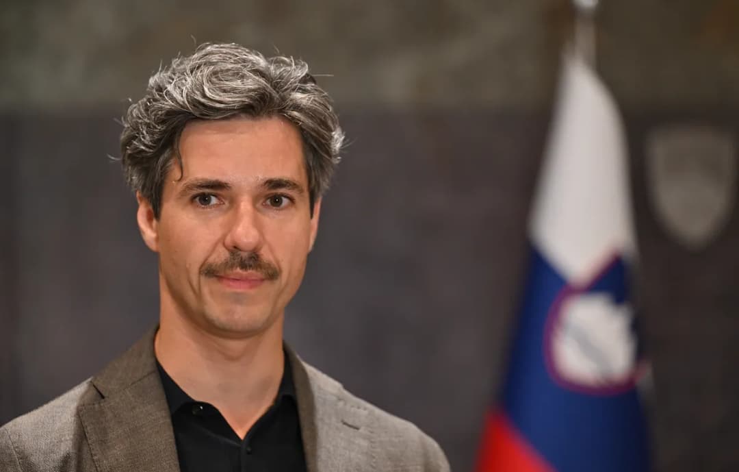 Slika uz članak: Objavili posnetek Luke Mesca, ki vozi z modro lučjo. Prižgal jo je na bratovi poroki
