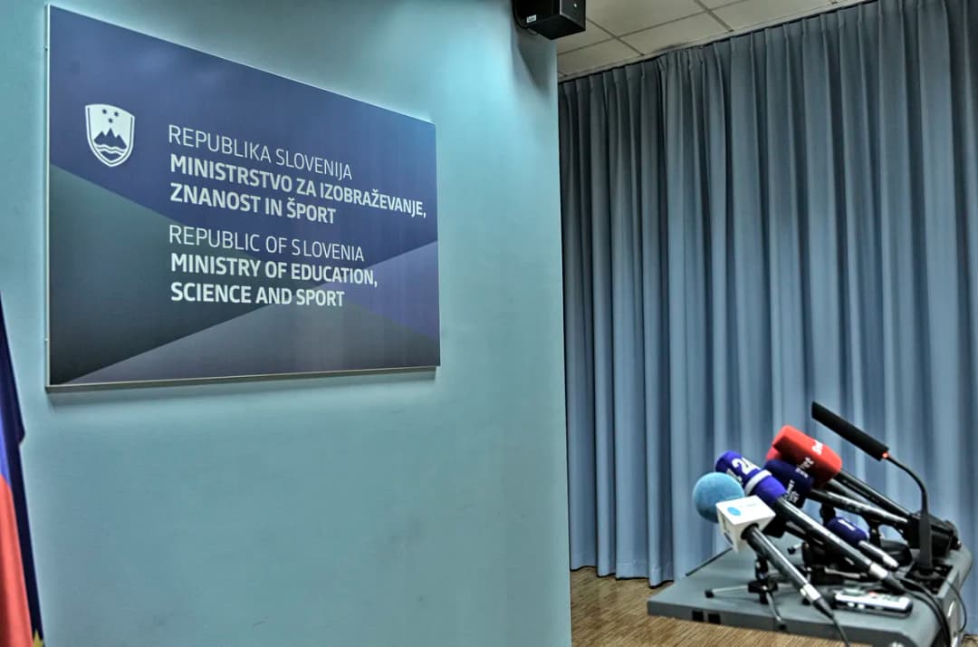 Slika uz članak: Na ministrstvih za komunikacijo z javnostjo skrbi celo do devet ljudi