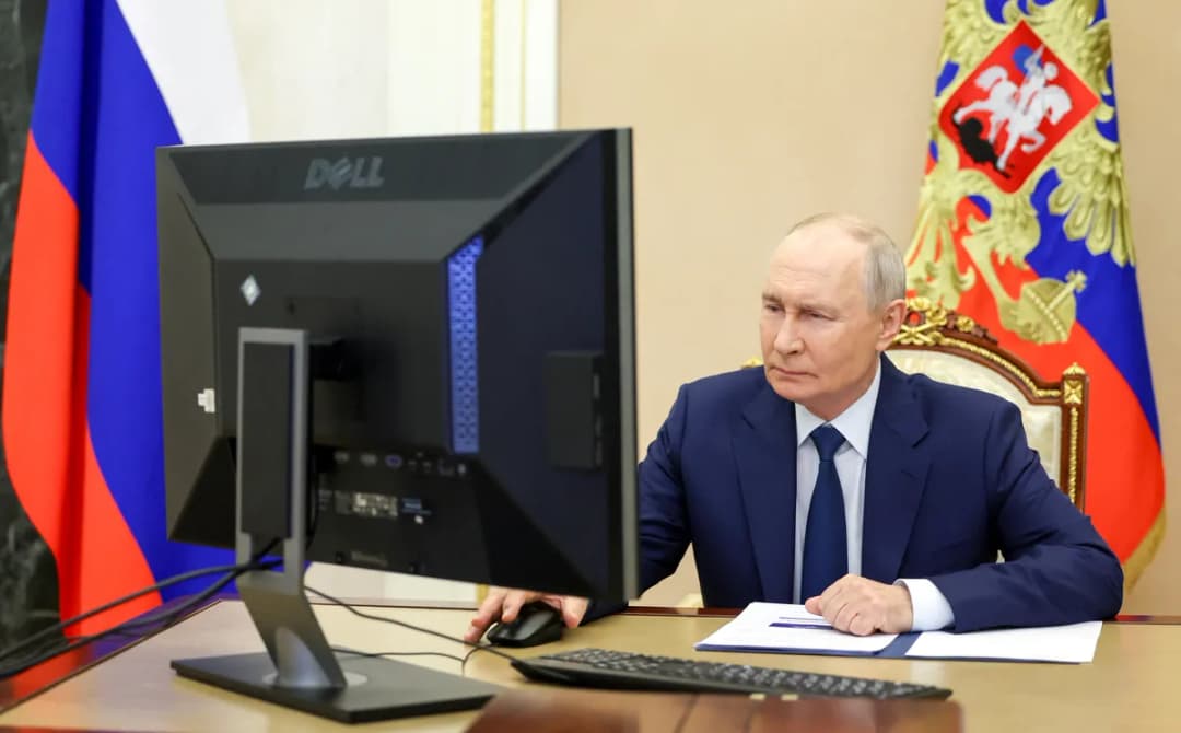 Slika uz članak: Putin oddal glas na računalniku in postal predmet številnih šal (VIDEO)