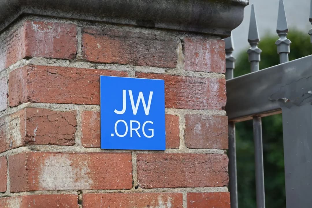 Slika uz članak: Jehovove priče omilile kontroverzno pravilo, med svojci umrlih vre od ogorčenja