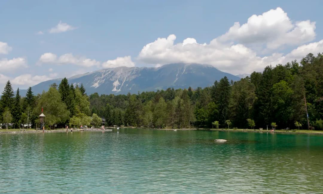 Slika uz članak: Dostop do vode je javno dobro. Zakaj na Šobcu kljub temu zaračunavajo vstopnino?