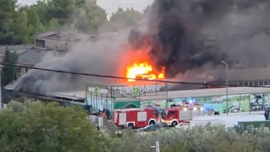 Slika uz članak: Gori skladište prodajnog centra u Kaštelima: Policija zatvorila cestu