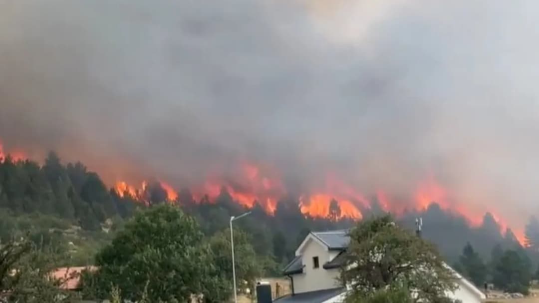 Slika uz članak: Veliki požari kod susjeda: Hrvatski kanaderi pomažu u gašenju, ugrožene vikendice