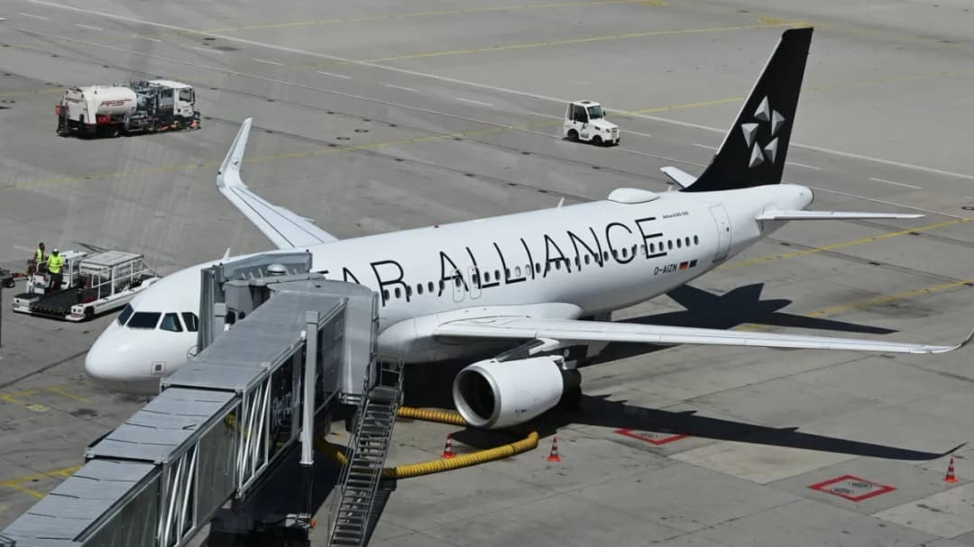 Slika uz članak: AUTOM UDARIO U AVION Državljanin BiH napravio nesvakidašnji sudar na aerodromu