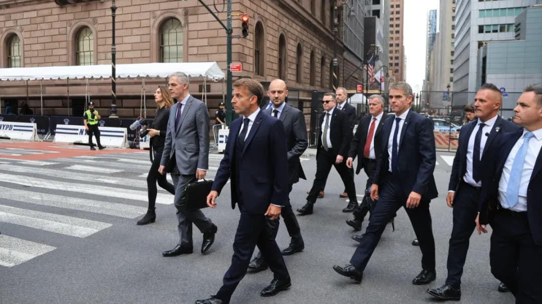 Slika uz članak: Macron u srcu New Yorka odlikovao najpoznatijeg kritičara Trumpova režima!