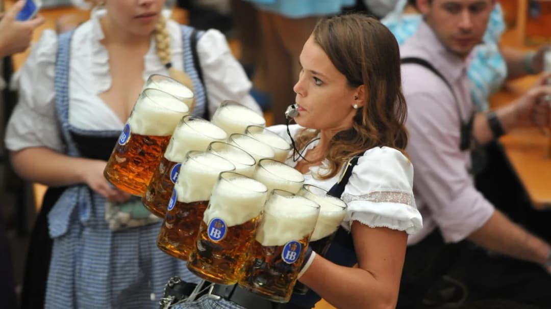 Slika uz članak: Pogledajte koliko zarađuju konobari na Oktoberfestu: Dnevno prijeđu i do 20 kilometara
