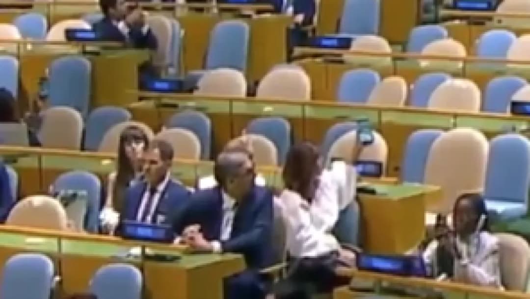 Slika uz članak: Kaos tijekom Netanyahuova govora, širi se snimka Vučićeve reakcije: Mnogi odlaze, a on...