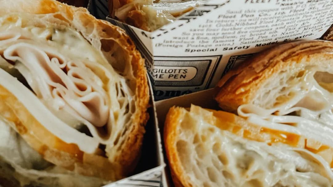 Slika uz članak: Uživajte u hrskavom doručku: Poznati kuhar ima recept za drugačije kroasane sa sirom i šunkom