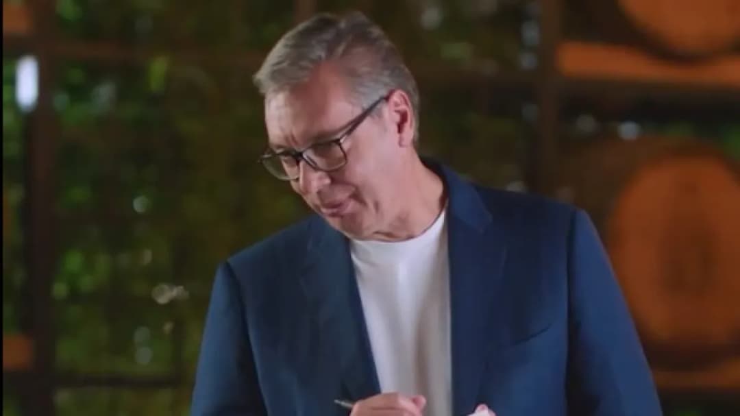 Slika uz članak: Vučić objavio video u kojem glumi konobara: 'Što ćete za desert?'