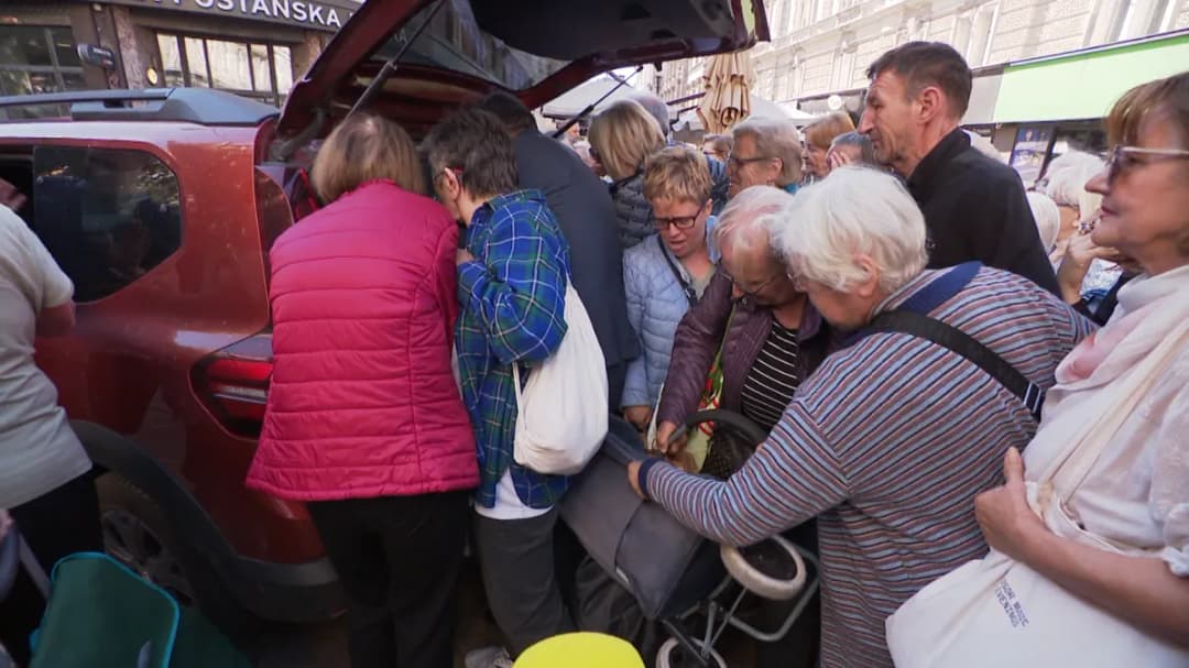 Slika uz članak: U centru Zagreba besplatno podijeljeno pola tone ličkog krumpira: "Lika nije smeće, Lika je hrana"