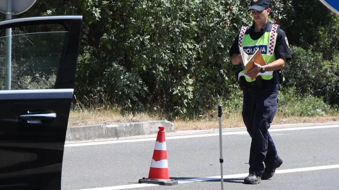 Slika uz članak: Sletjeli s ceste i udarili u stanicu: Mladić (23) ispao iz auta, drugi ostao prikliješten