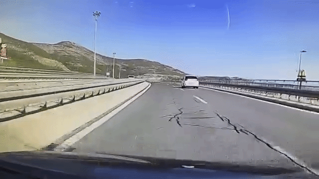 Slika uz članak: Jeziva snimka iz Dalmacije: Vozio u suprotnom smjeru, tragedija izbjegnuta za dlaku