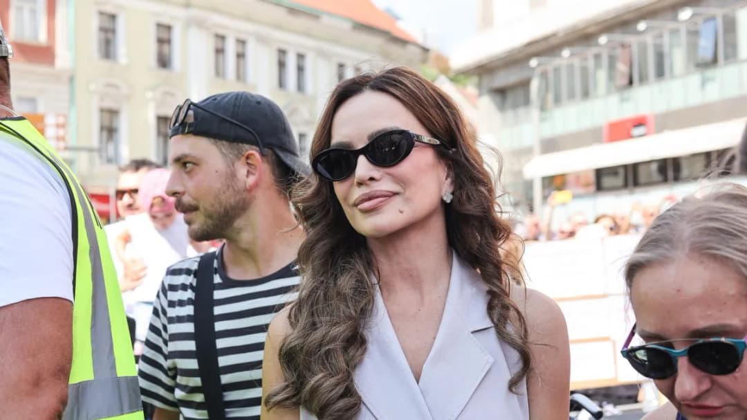 Slika uz članak: (FOTO) “Nisam mogla izbaciti nijednu fotku” Severina pozirala u zagrljaju s majkom, komentari se samo nižu