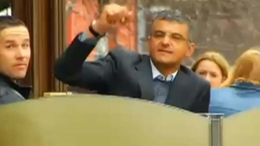 Slika uz članak: Dodić je 2013. bio u spotu HDZ-a! A kad tek vidite kome je mahao... Danas ih povezuje USKOK