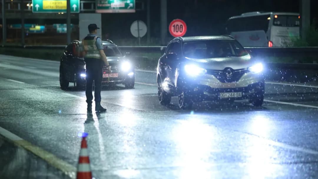 Slika uz članak: Noćna zasjeda na autocesti: Deseci maskiranih navijača izazvali tučnjavu kod Mihotića