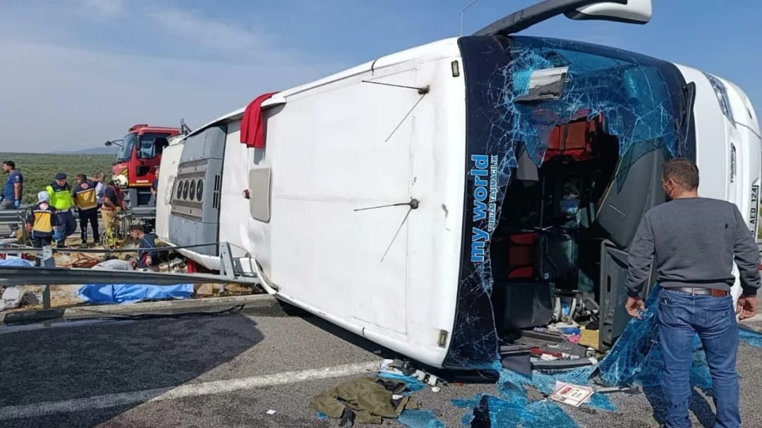 Slika uz članak: Tragedija u Turskoj: Najmanje 11 poginulih i 27 povređenih u sudaru turističkog autobusa i kamiona
