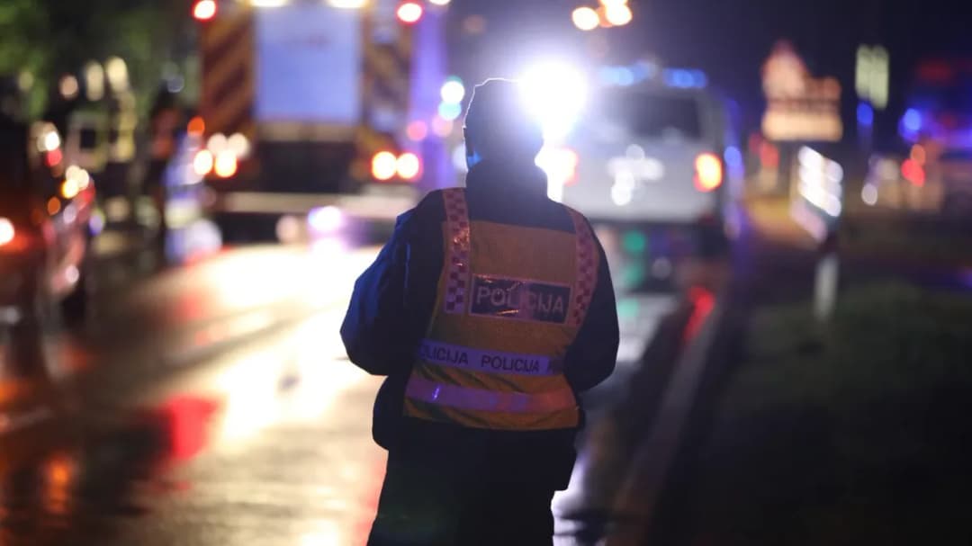 Slika uz članak: Završena istraga drame kod Vrgorca: Kamionom krenuo na policajca, udario u službeno vozilo i vukao ga 30 metara