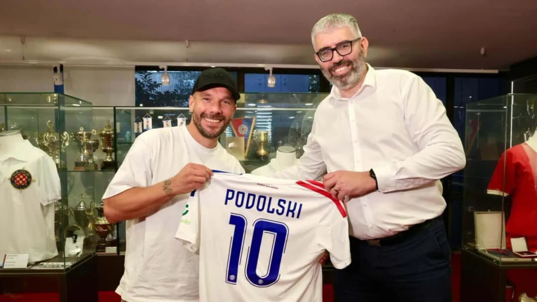 Slika uz članak: Hajduk se pohvalio posebnim gostom: Legendarni Nijemac postao član