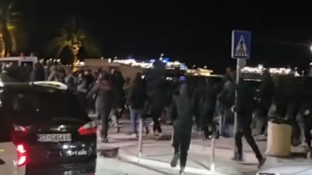 Slika uz članak: Torcida napala navijače Ajaxa na splitskoj rivi, policija ih lovila po gradu: Cure dramatične snimke