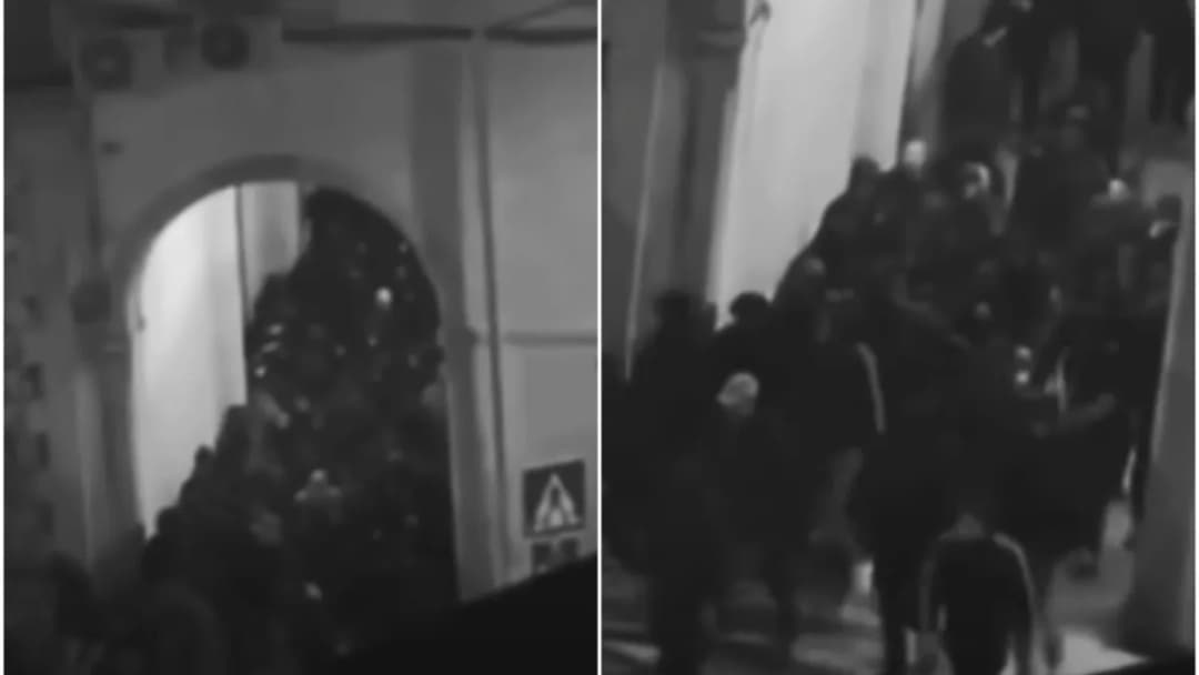 Slika uz članak: Trenutak kad je Torcida išla napasti navijače Ajaxa: Primjećujete li detalj na kraju kolone?