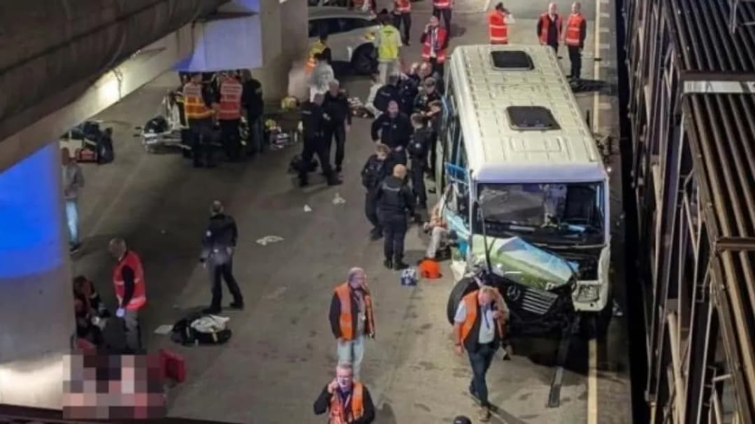 Slika uz članak: Teška nesreća u tunelu ispod La Manchea: Sudarili se voz i autobus, 19 osoba povrijeđeno