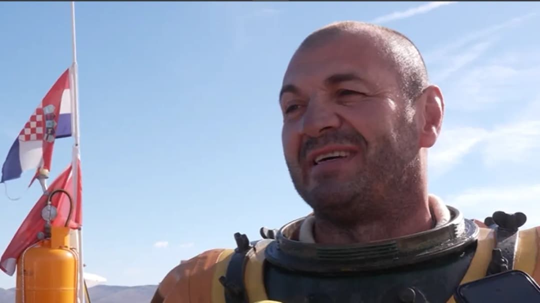 Slika uz članak: S 90 kila opreme zaronio kako bi čistio more od plastike: Kristijan Curavić postavio Guinnessov rekord