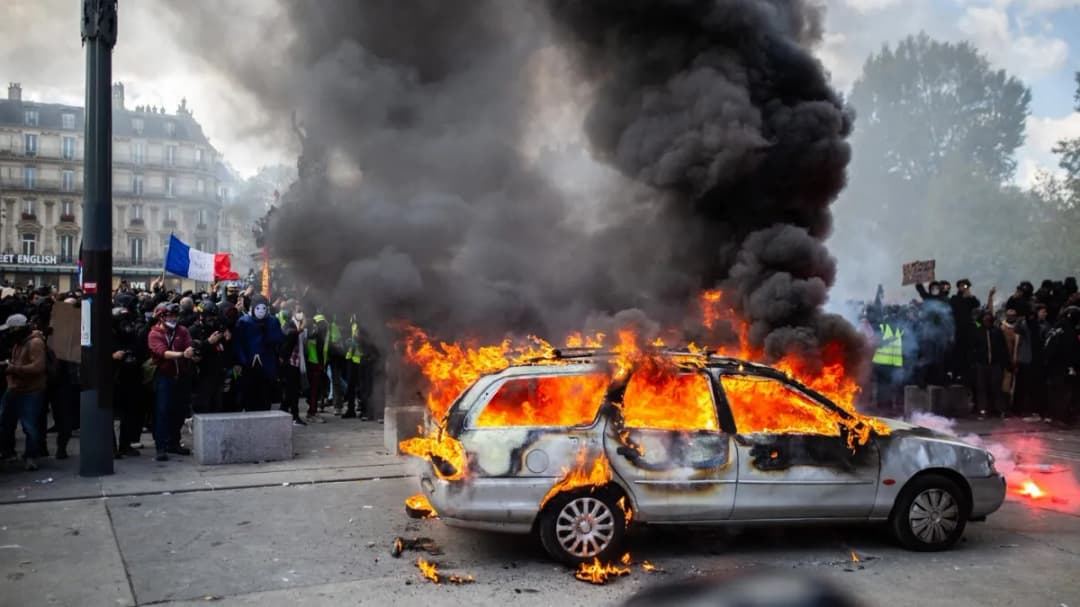 Slika uz članak: Francuska u plamenu: Gore gradske vijećnice i automobili, 1200 uhićenih, 150 policajaca ozlijeđeno