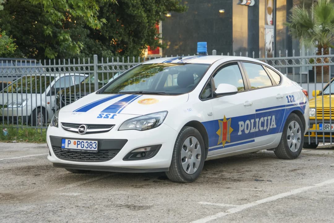 Slika uz članak: Zvicerov čovek pod jakom pratnjom izručen iz Srbije u Crnu Goru: Sumnjiči se za dvostruko ubistvo i otmicu u Spužu