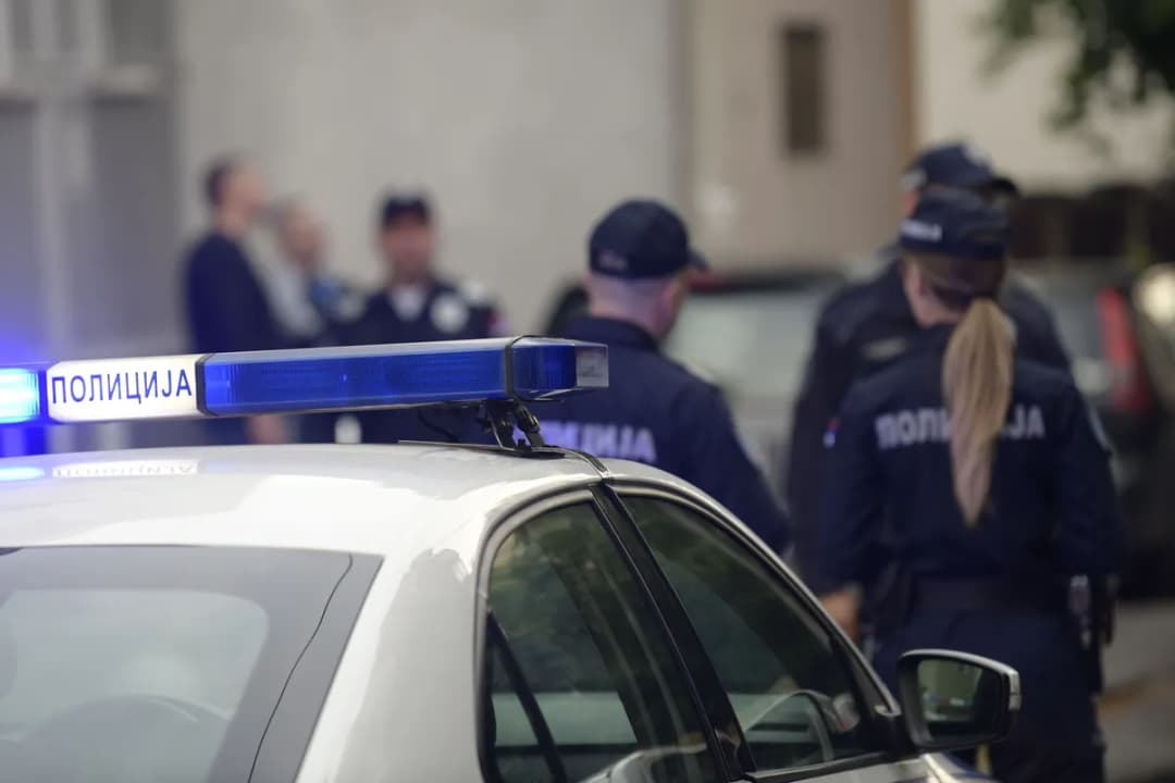 Slika uz članak: Policija uhapsila mladića osumnjičenog za ubistvo majke u Novom Sadu: U donjem vešu izveden iz zgrade, pa ubačen u vozilo