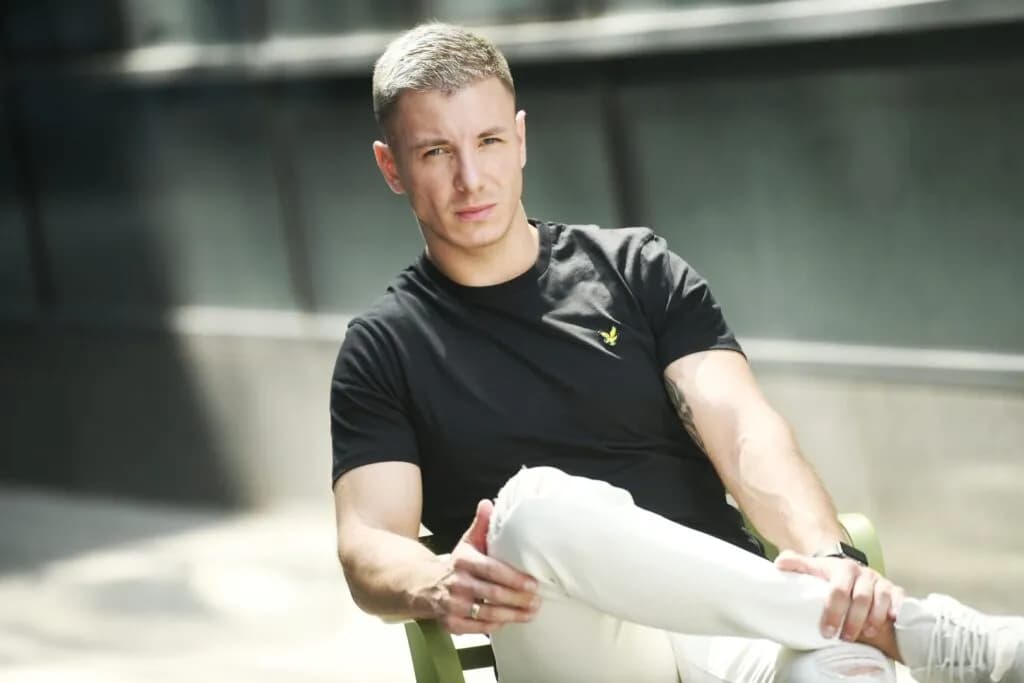 Slika uz članak: „Mama i tata su posle razvoda tražili da kažem kod koga ću, to je kao da su me poslali u smrt“: Naš pevač je prošao kroz veliku traumu u detinjstvu